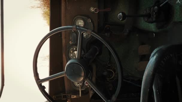 苏联的俄罗斯车俄罗斯复古军车 方向盘和控制面板的细节 老式汽车 从内部看 垂直录像 — 图库视频影像