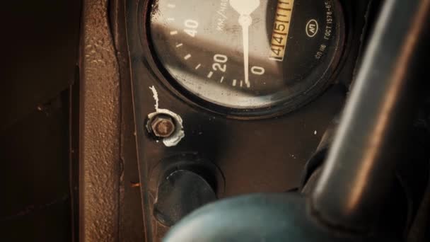 俄罗斯老式复古汽车户外 苏联军用吉普车是根据苏联模型制造的 绿色复古车 控制面板和方向盘的汽车 关闭细节 垂直录像 — 图库视频影像