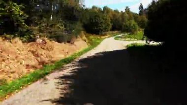 Çakıl bisikleti. Bisiklet süren insanların bisiklet sürme bakış açısı. Bisikletçiler çakıllı yolda ilerliyorlar. Motosikletliler milli parkta çakıllı yolda ilerliyorlar. Offroad bisiklet maceraları. Dikey video