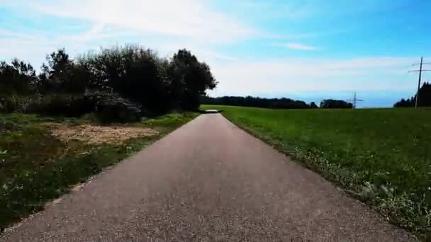 Ponto Vista Ciclista Pedalando Estrada Rural Com Silhuetas Montanhas Fundo — Vídeo de Stock