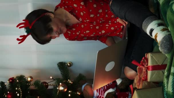 Gülümseyen Mutlu Kadın Noel Yeni Yıl Bayramını Tek Başına Kutluyor — Stok video