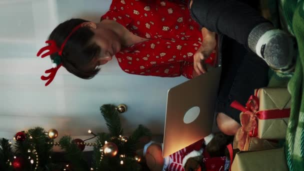 Urocza Młoda Kobieta Pracująca Laptopie Boże Narodzenie Lub Nowy Rok — Wideo stockowe