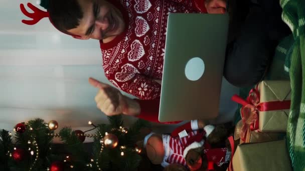 男人与朋友和家人一起做电话会议 笑着和笑着 一个人在家里庆祝圣诞节或新年 圣诞精神 新年庆祝活动 垂直录像 — 图库视频影像