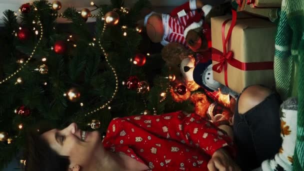 Junger Mann Spielt Der Silvesternacht Gitarre Und Singt Weihnachtslied Paar — Stockvideo