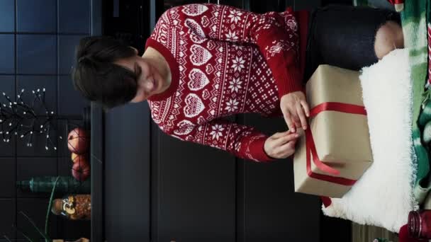 Caixa Presente Natal Decoração Mulher Feliz Ano Novo Espírito Natal — Vídeo de Stock