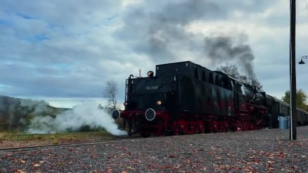 Паровозик Ретро Углем Покидает Железнодорожную Станцию Исторический Немецкий Моторный Поезд — стоковое видео