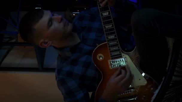 Guitarrista Masculino Tocando Solo Guitarra Elétrica Mãos Tocar Guitarra Eléctrica — Vídeo de Stock