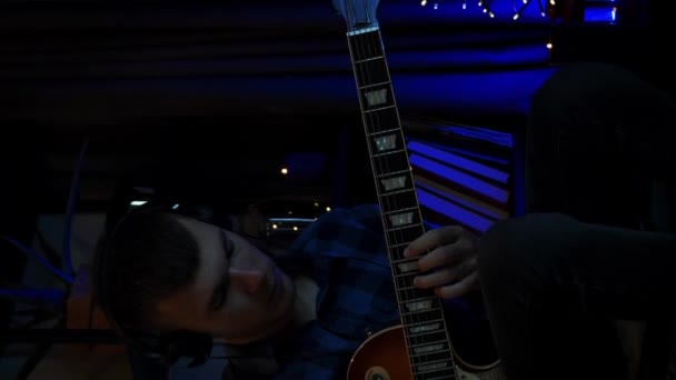 Junger Mann Mit Gitarre Spielt Und Bereitet Sich Auf Ein — Stockvideo