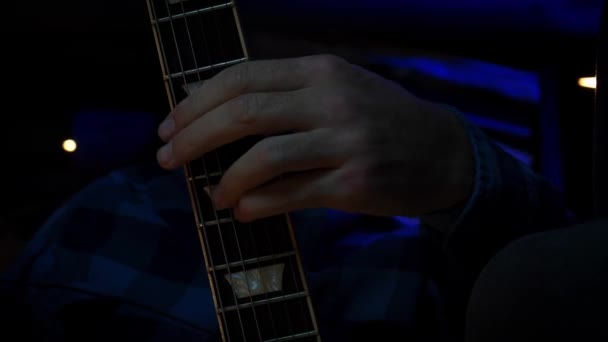 Гітарист Грає Гітарних Струнах Музикант Виконує Соло Електрогітарі Чоловічі Руки — стокове відео