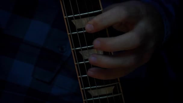 Manos Masculinas Tocando Guitarra Eléctrica Cerca Dedos Diapasón Guitarra Tocando — Vídeos de Stock