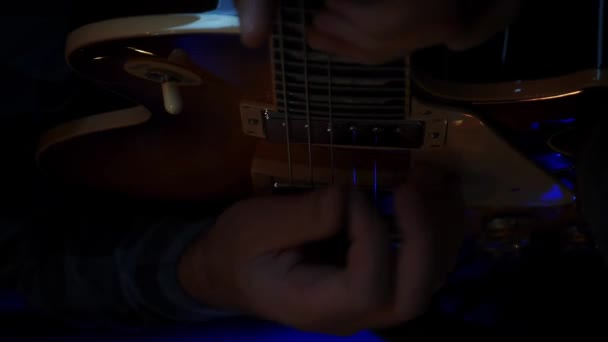 ロック ジャズ ブルースソロを演奏するギターのフリートボードの指 エレクトリックギターを弾く手を閉じる ロックコンサートのギター練習 エレクトリックギターで演奏するミュージシャン バーティカルビデオ — ストック動画