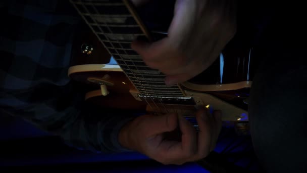 Gitarist Handen Spelen Elektrische Akoestische Gitaar Met Vingers Duwen Akkoorden — Stockvideo