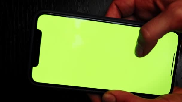 Smartphone Med Grön Skärm Och Kromnyckel Affärskvinna Chattar Mobilen Kvinna — Stockvideo