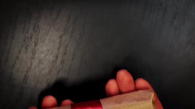 Kadının elinde kırmızı kurdele olan paketlenmiş hediye kutusu. Sevgililer Günü hediyesi sürprizi. Sevgililer Günü ya da doğum günü için kırmızı kurdeleli hediye. Romantik selamlaşma. Dikey video
