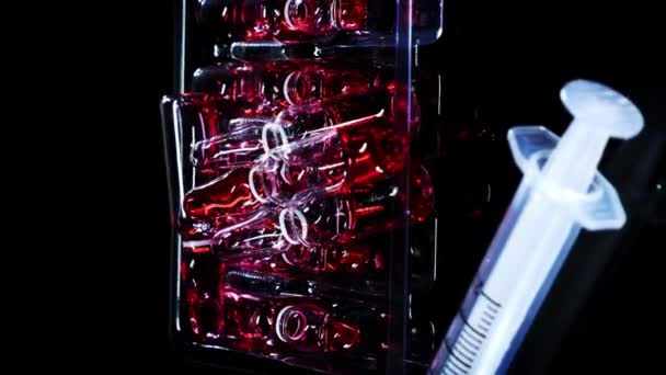 Fiale Medicinali Con Vaccino Rosso Farmaci Narcotici Siringa Sfondo Nero — Video Stock