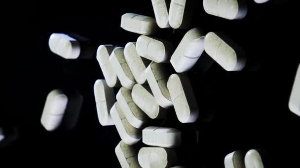 黑色背景的白色平板 白色的药丸放在桌上 现代制药业的概念 医学和医疗保健概念 垂直录像 — 图库视频影像