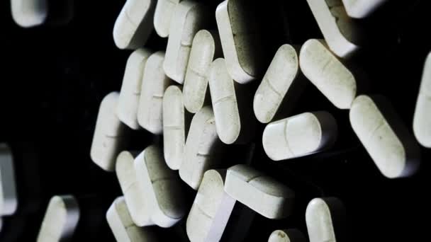 Белые Таблетки Наркотики Вращаются Черном Фоне Закрыть Белые Медицинские Таблетки — стоковое видео