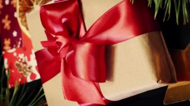 Geleneksel Noel dekorasyonuna karşı Noel hediyesi. Kış kutlamaları ve tatiller için mükemmel bir geçmiş. Küçük çam ağaçları dalları ve süslemeleri olan şirin bir noel süsü. Dikey video