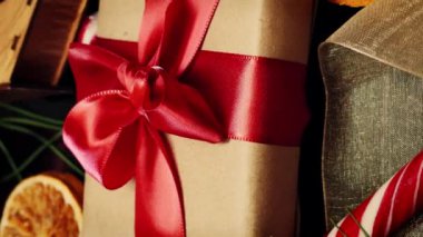 Hediye kutusu ve süslemeleri olan bir Noel arkaplanı. Güzel tatil geçmişi. Noel ve yeni yıl süslemeleri. Arkaplanda Noel hediyeleri var. Dikey video