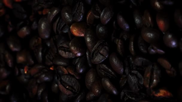 咖啡种子 关闭关闭 烤烟熏制的咖啡豆的香味来自咖啡豆 阿拉比卡咖啡豆颗粒旋转 垂直录像 — 图库视频影像