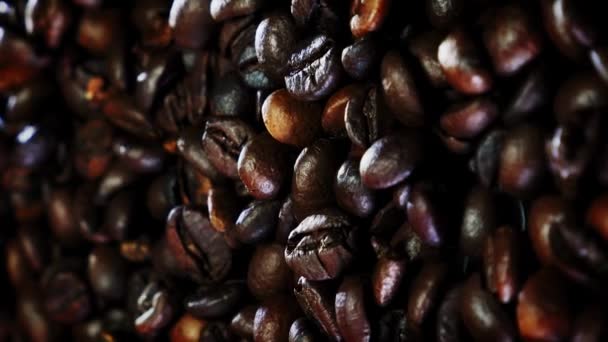 Arabica Rostade Kaffebönor Roterande Bordet Närbild Kaffekorn Svart Bakgrund Kaffefrön — Stockvideo
