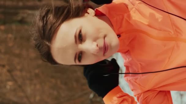 Porträt Einer Frau Verschneiten Winterpark Mit Kopfhörern Frau Joggt Park — Stockvideo