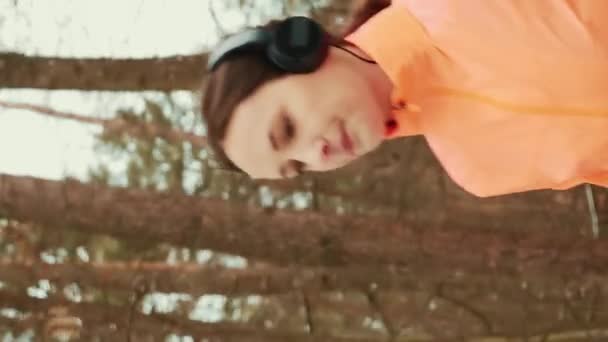 Weibchen Laufen Park Junge Schöne Frau Joggt Winterwald Leistungssportler Orangefarbener — Stockvideo