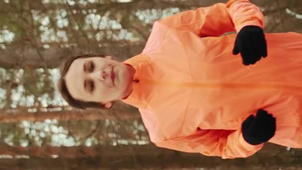 Kobieta Uciekająca Przed Kimś Lesie Tylna Strona Śledzić Widok Żeńskich — Wideo stockowe