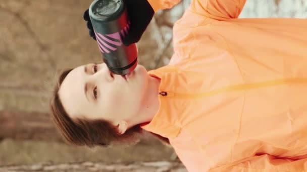 Zmęczona Kobieta Pije Wodę Bieganiu Kobiety Pijące Izotoniczne Butelki Treningu — Wideo stockowe