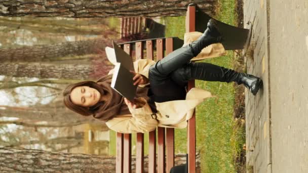 Junge Attraktive Frau Sitzt Allein Auf Einer Bank Park Und — Stockvideo