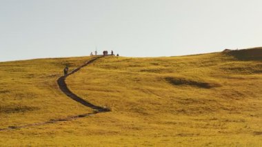 Sonbaharda İsviçre dağlarında patika yolda yürüyen turistler. Sonbaharda İsviçre Alplerini keşfeden yürüyüşçüler. Seyahat ve turizm konsepti. Avrupa 'da popüler seyahat yerleri. Patikalı dağ aralığı