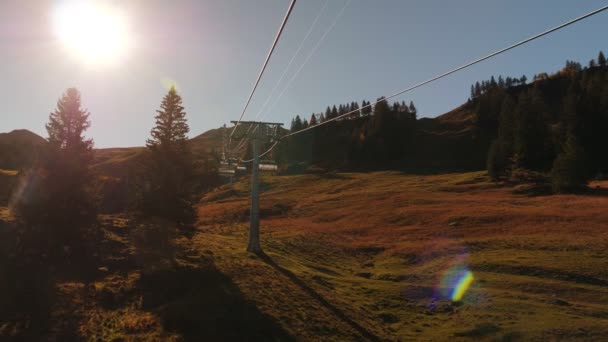 秋のスイスアルプスのスキーリフト 最初の人物のビュー Povショット スイスの秋にスキーリゾートでスキーリフトに乗る人 旅行先のコンセプト 観光事業について — ストック動画