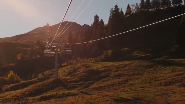 瑞士阿尔卑斯山的滑雪带着五彩缤纷的树木和小山 在瑞士 人们乘着滑雪车在山上滑行 旅行和旅游概念 户外活动 旅游目的地 — 图库视频影像
