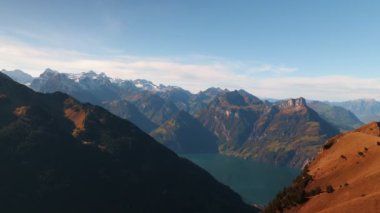 İsviçre Alpleri 'ndeki karlı dağların manzarası. İsviçre 'de kayalık dağ zirveleri ve sıradağları olan güzel doğa manzarası. Popüler seyahat yerleri. Seyahat ve turizm kavramı