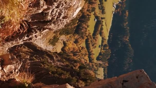 スイスアルプスの写真のキャニオン バーティカルビデオ スイスの巨大な山 カラフルな木々と丘で美しい秋の自然景観 旅行と観光コンセプト — ストック動画