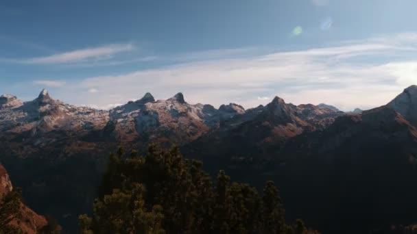 瑞士阿尔卑斯山全景 地平线上有多雪的岩石山峰 瑞士的巨大高山 风景秀丽的自然景观 有松树林和多石的山丘 热门旅游目的地 — 图库视频影像