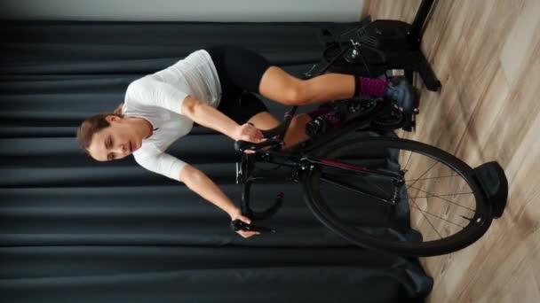 Vrouw Fietsen Stationaire Fiets Thuis Vrouwelijke Wielrenner Training Slimme Indoor — Stockvideo