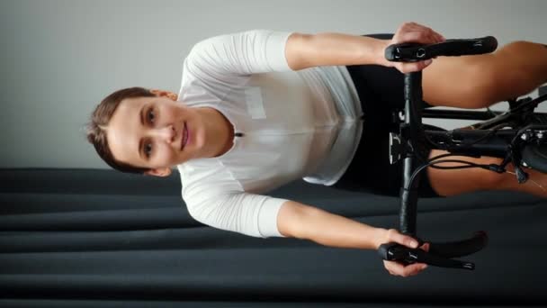 Sonriente Hembra Pedaleando Entrenador Ciclismo Inteligente Entrenando Casa Mujer Ciclista — Vídeo de stock