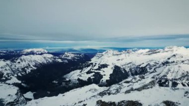 İsviçre 'deki muhteşem dağlar, Engelberg. Titlis Dağı 'nda Truebsee Gölü' nün olduğu İsviçre Alpleri manzarası. Kışın karlı kayalık dağ zirveleri ve sıradağları. Açık hava aktivitesi
