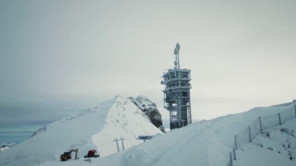 在瑞士的泰利斯山上 塔顶着雪中的天线 瑞士阿尔卑斯山山脉的Meteo气象塔 冬季体育活动 大自然冬季景观 — 图库视频影像