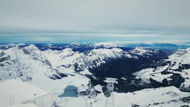 瑞士多雪的岩石山全景 瑞士阿尔卑斯山Engelberg 360度旋转观光缆车 山岭和山脉的冬季风景如画 旅行概念 — 图库视频影像