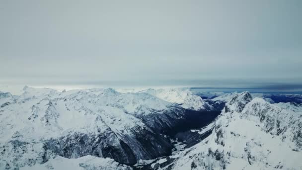覆盖着新雪的山顶 英格尔堡 瑞士阿尔卑斯山 瑞士多雪的岩石山 冬季山脉的风景如画的全景 泰利斯山户外活动 旅行和旅游 — 图库视频影像
