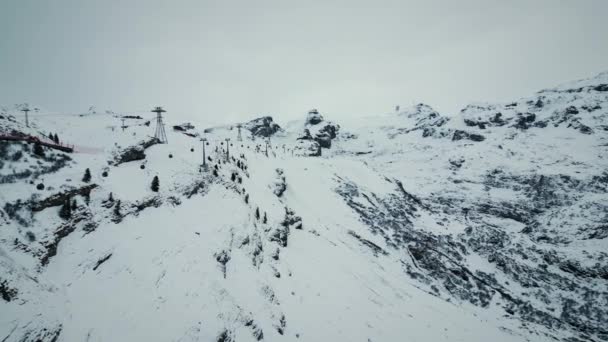Malownicza Panorama Zaśnieżonej Skalistej Góry Titlis Engelbergu Kolejką Linową Góry — Wideo stockowe