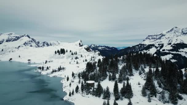 Snowy Engelberg Skalnatými Vrcholy Truebsee Lake Majestátní Zimní Přírodní Krajina — Stock video