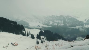 Karlı İsviçre Alpleri 'nin resimli görüntüsü. İsviçre, Engelberg 'de karla kaplı Rocky Dağı zirvesi. Popüler Kayak Tesisi. Kış açık hava aktivitesi. Kış sporu. Seyahat ve turizm kavramı