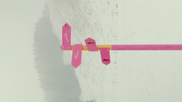 冬季在瑞士阿尔卑斯山中远足和步行的路标 在大自然中行走的签名 受欢迎的旅游目的地 户外活动 被雪覆盖的旅游路标 垂直录像 — 图库视频影像