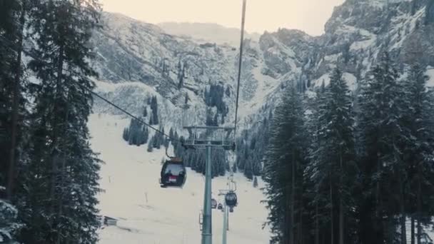 瑞士阿尔卑斯山的缆车从被雪覆盖的高山上升起的滑雪缆车上看到的景象 瑞士落基雪山 受欢迎的冬季旅游目的地 冬季户外活动 — 图库视频影像