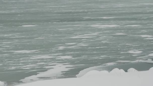 Крижана Поверхня Води Озері Трубезе Енгельберзі Швейцарія Вітряний Сніжний День — стокове відео