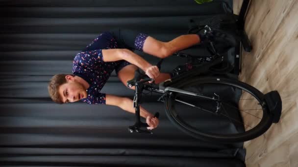 Professionell Cyklist Deltar Online Cykling Tävlingar Stationär Cykel Man Cykla — Stockvideo