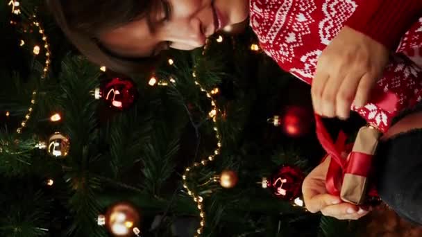 Jovem Bela Mulher Embrulhando Surpresa Presente Natal Festivo Para Ano — Vídeo de Stock